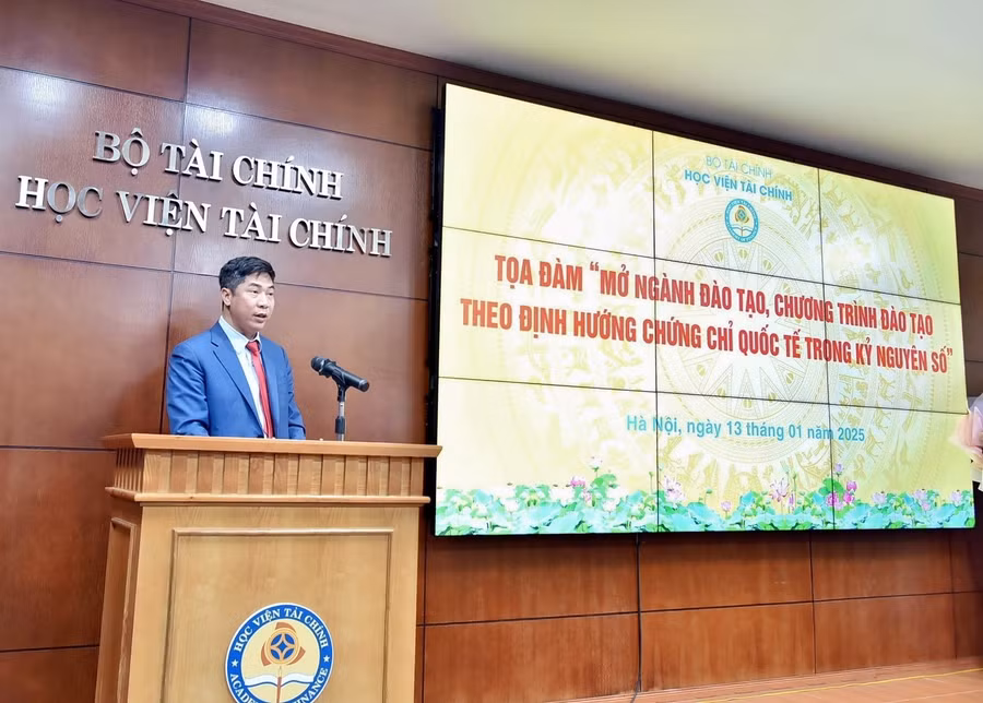 NGƯT.PGS.TS Nguyễn Đào Tùng chia sẻ tại tọa đàm. 
