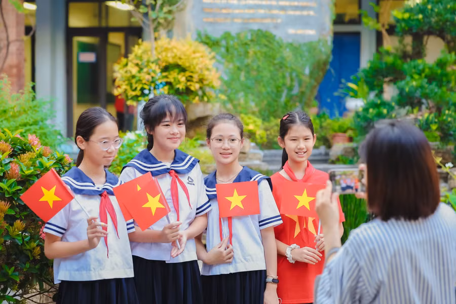 Phụ huynh lưu lại những khoảnh khắc đáng nhớ của các con tại lễ khai giảng năm học mới 2025-2026. 