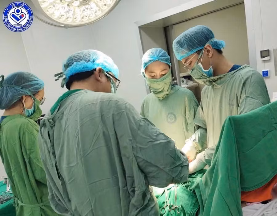 Ca mổ được các y bác sĩ Bệnh viện Phụ sản Trung ương thực hiện thành công để cứu sống cháu bé và sản phụ người nước ngoài bị vỡ tử cung. Ảnh: BVCC.