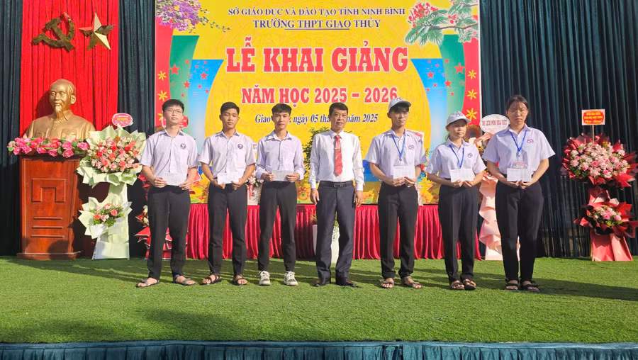 Thầy Hiệu trưởng Lê Thanh Giang khen thưởng các em học sinh tiêu biểu. 