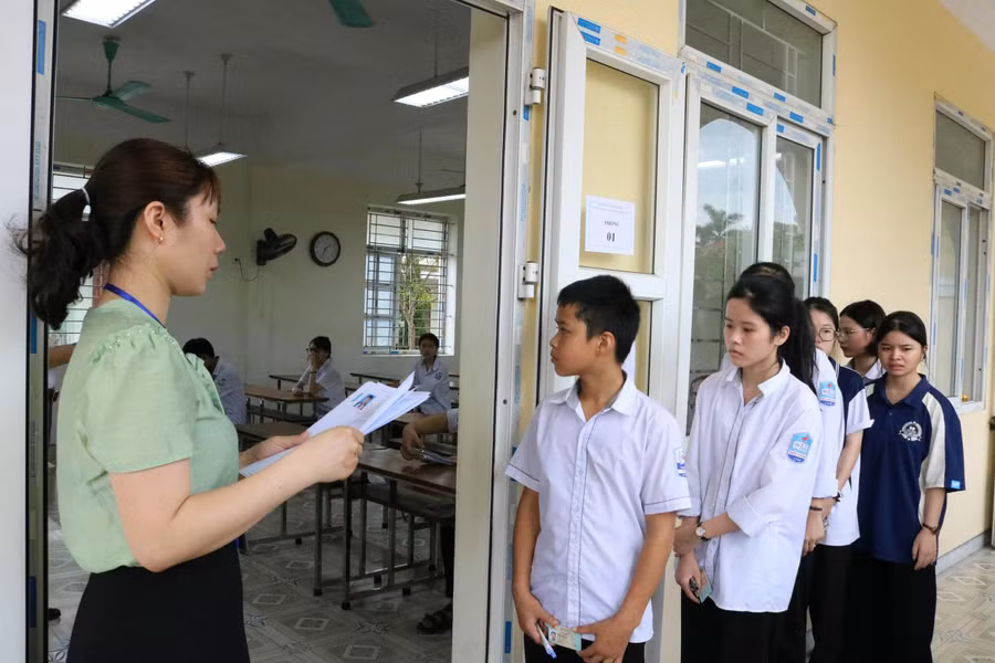 Thí sinh thi vào lớp 10 tại điểm thi Trường THPT Hoàng Văn Thụ, huyện Vụ Bản, tỉnh Nam Định. 