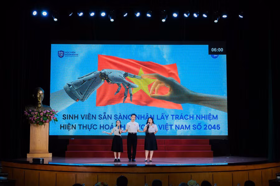 Sinh viên Học viện Ngân hàng thuyết trình các chủ đề liên quan đến Nghị quyết 57-NQ/TW. 
