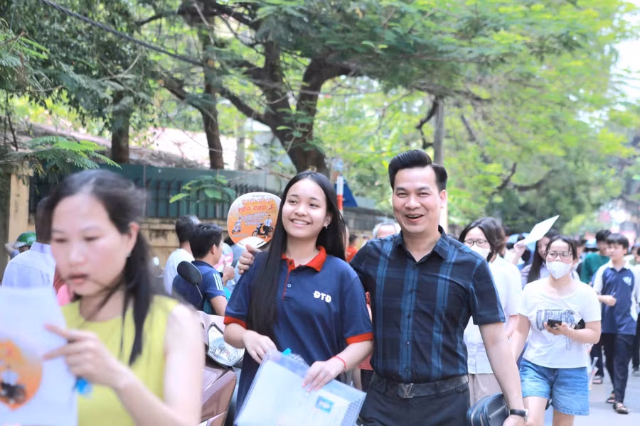 Không ít thí sinh ra khỏi phòng thi với tâm trạng vui vẻ vì đề thi được đánh giá là vừa sức.
