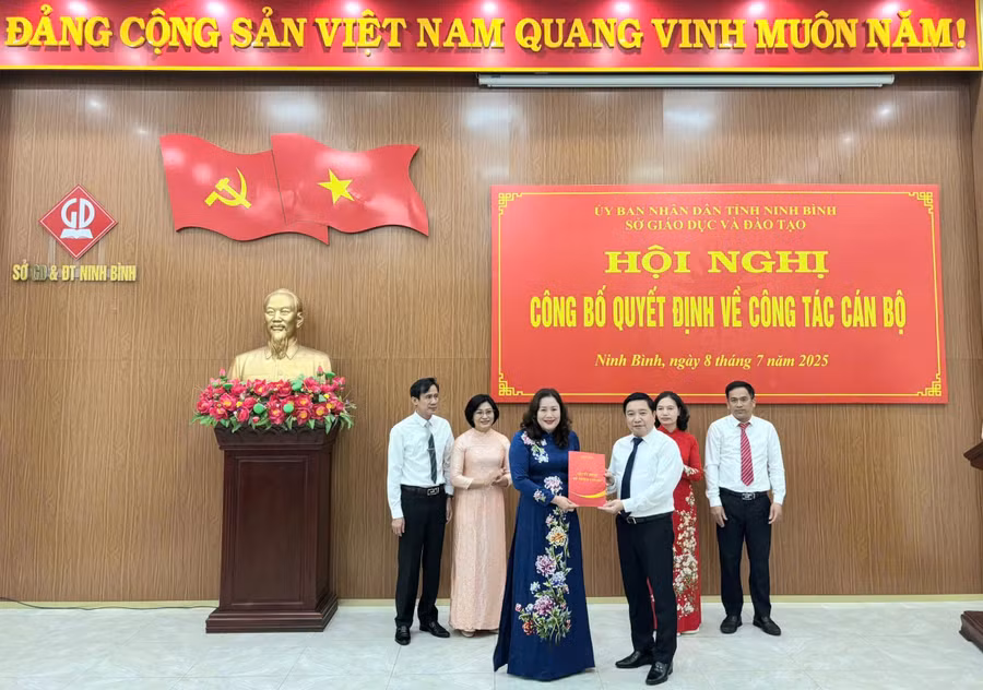 Giám đốc Sở GD&ĐT Ninh Bình Nguyễn Tiến Dũng trao quyết định bổ nhiệm Trưởng Phòng Giáo dục Tiểu học cho bà Nguyễn Thúy Hường.