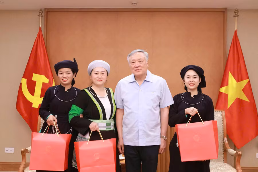 Phó Thủ tướng Thường trực Nguyễn Hòa Bình gặp và tặng quà động viên 3 nhà giáo nhân dịp 20/11. 