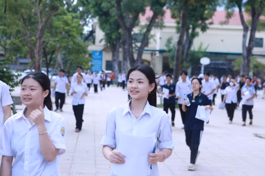 Thí sinh dự thi vào lớp 10 năm 2025 tại điểm thi Trường THPT Hoài Đức B (An Khánh, Hà Nội). Ảnh: Đình Tuệ.