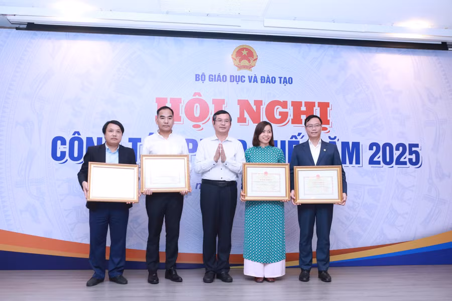 Thứ trưởng Nguyễn Văn Phúc trao tặng Bằng khen của Bộ trưởng Bộ GD&ĐT cho đại diện 4 đơn vị vì có thành tích xuất sắc trong công tác rà soát và tổ chức thực hiện việc xử lý những vướng mắc trong hệ thống pháp luật. 
