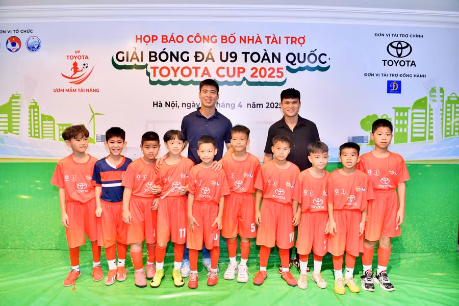 Niềm vui của các em nhỏ lứa tuổi U9 khi được chụp ảnh cùng với các danh thủ nổi tiếng của Việt Nam.