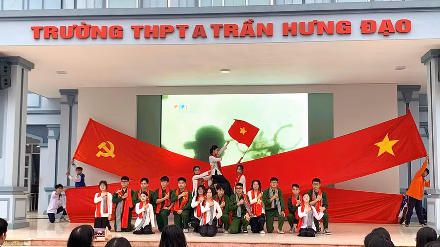 Những tiết mục văn nghệ do học sinh biểu diễn lan tỏa thông điệp về tình yêu nước, lòng tự hào dân tộc. 