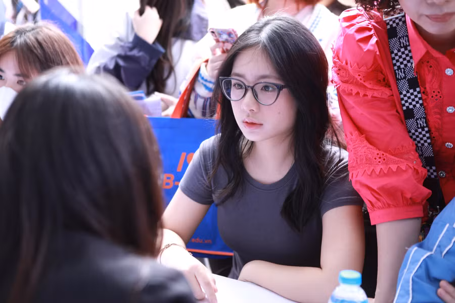 Học sinh lớp 12 nghe tư vấn tuyển sinh năm 2025 của Học viện Ngoại giao. Ảnh: Đình Tuệ.