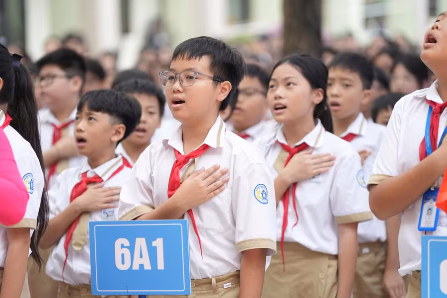 Các em học sinh lớp 6 Trường THCS Thái Thịnh trong lễ khai giảng năm học 2024-2025. 