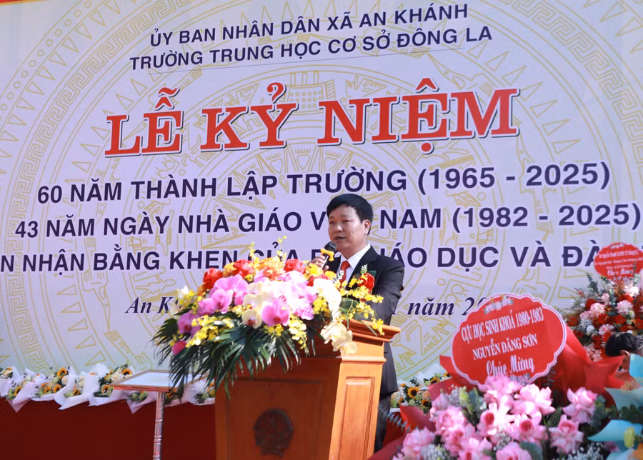 Thầy Trần Đăng Lực - Hiệu trưởng Trường THCS Đông La chia sẻ tại buổi lễ. 
