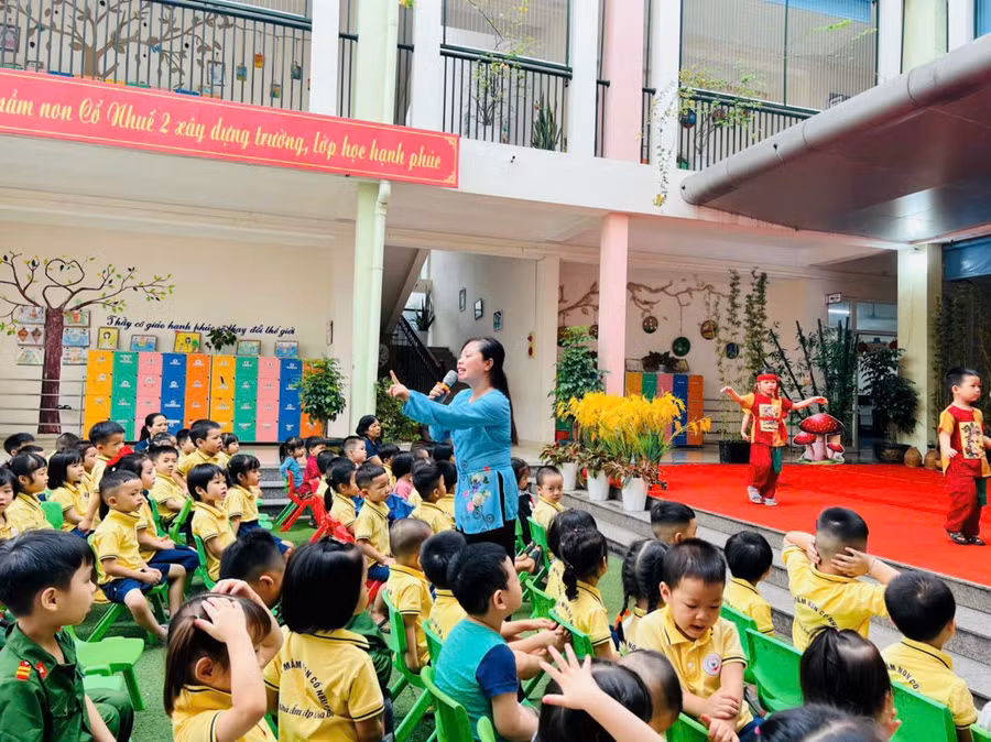 Cô trò Trường Mầm non Cổ Nhuế 2, phường Đông Ngạc (Hà Nội) trong một hoạt động tập thể. 