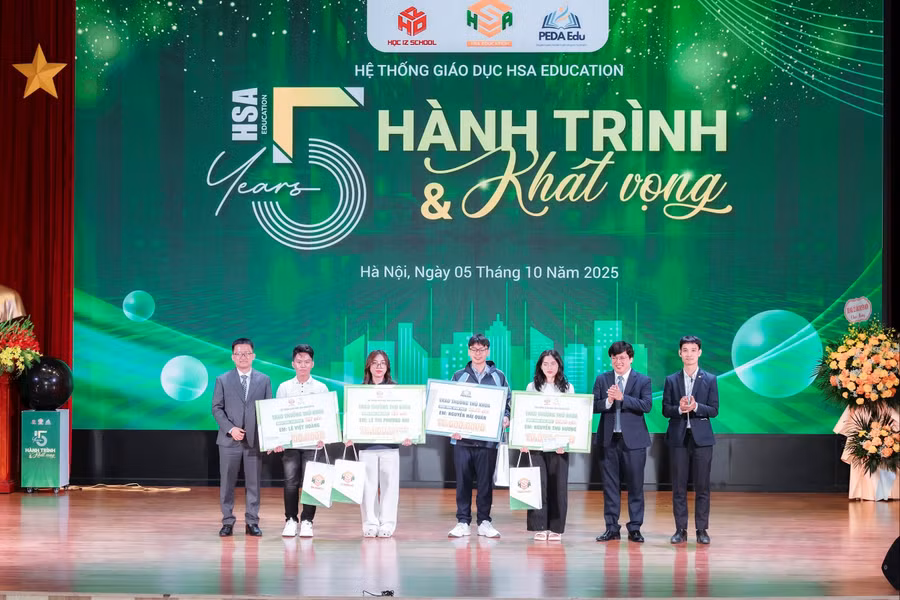 Ban lãnh đạo HSA Education trao học bổng cho các học sinh xuất sắc tại buổi lễ. 