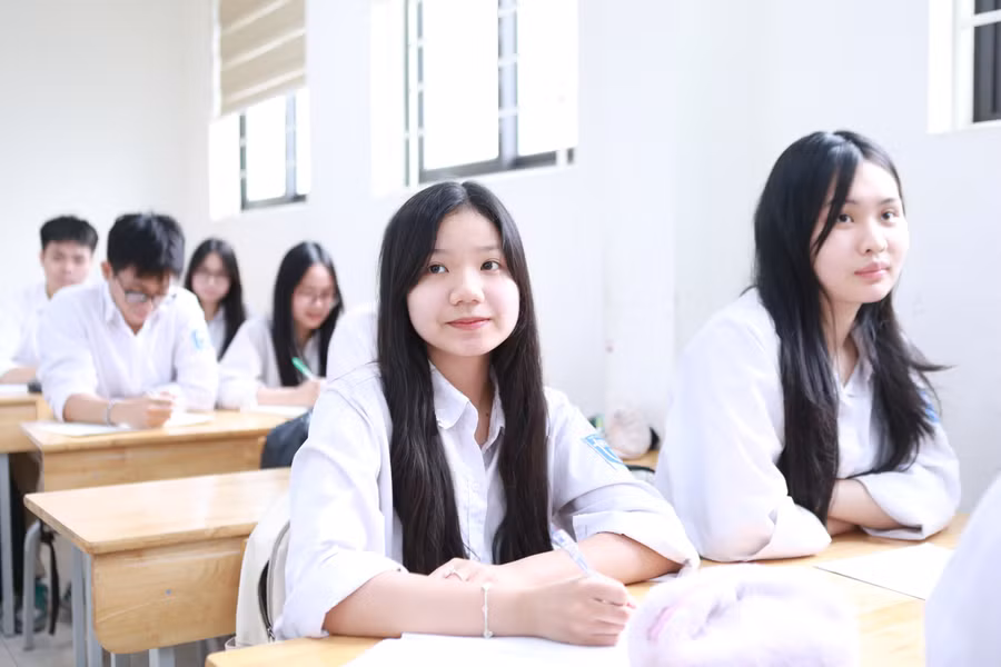 Học sinh lớp 12 Trường THPT Trương Định, Hà Nội trong giờ học trên lớp. Ảnh: Đình Tuệ.