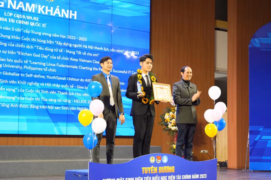 nhan-giai-thuong-guong-mat-sinh-vien-tieu-bieu-hoc-vien-tai-chinh-nam-2023.jpg