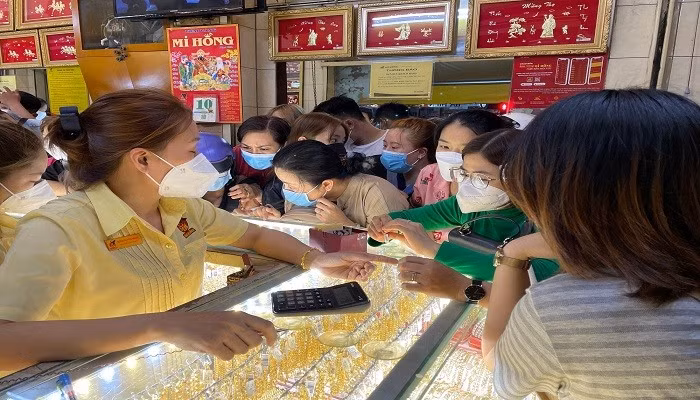 Giá vàng hôm nay 18/4 tăng rất mạnh thêm 3 triệu đồng/lượng, thế giới giảm nhẹ