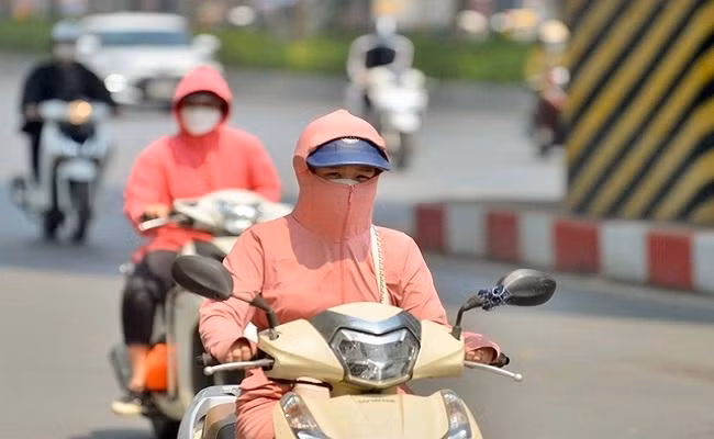 Thời tiết hôm nay 2/7: Bắc Bộ nắng nóng, Nam Bộ nắng gián đoạn, chiều tối có mưa