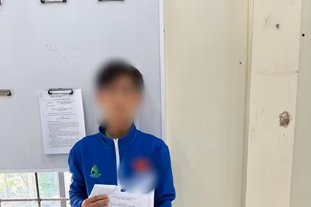 Em Đ. nộp pô độ cho công an xã. (Ảnh: Công an Đồng Tháp)
