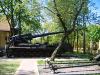 1200px-armata-samobiezna-2s7-pion.jpg