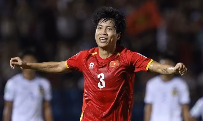 Văn Vĩ nghỉ thi đấu hơn một tháng vì chấn thương.