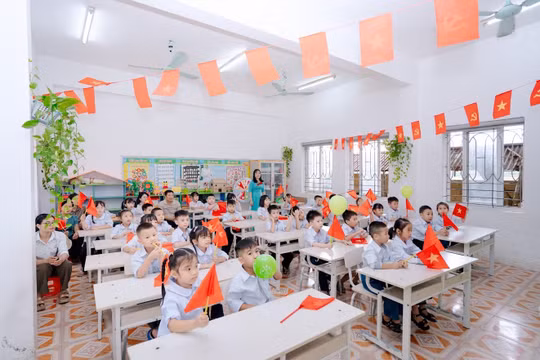 Cô và trò Trường Tiểu học Bắc Vũ Dương (xã Vũ Dương, tỉnh Ninh Bình) trong ngày khai giảng năm học 2026-2027. 