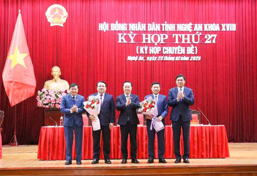 Lãnh đạo Tỉnh ủy Nghệ An tặng hoa chúc mừng 2 tân Phó Chủ tịch UBND tỉnh. (Ảnh: nghean.gov.vn)