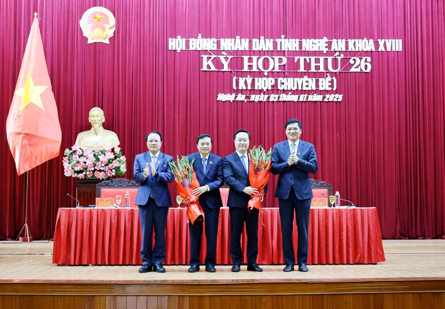 Thường trực HĐND tỉnh Nghệ An tặng hoa chúc mừng ông Nguyễn Đức Trung và ông Lê Hồng Vinh. (Ảnh: nghean.gov.vn)