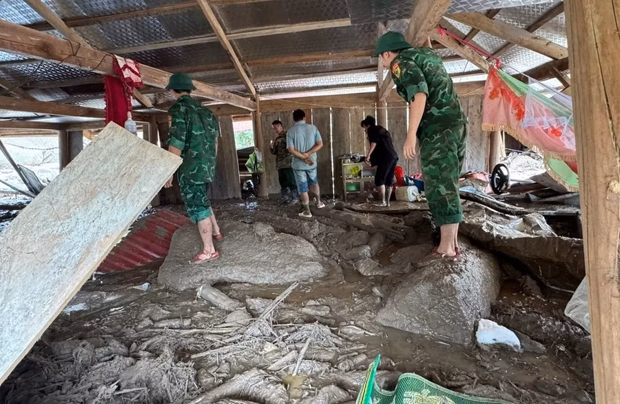 Bộ đội biên phòng hỗ trợ người dân khắc phục hậu quả mưa lũ. (Ảnh: Anh Bách)