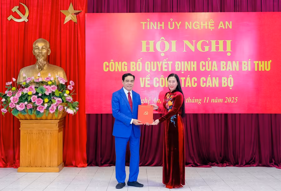 Ông Võ Trọng Hải nhận quyết định của Ban Bí thư. (Ảnh: Phạm Bằng)