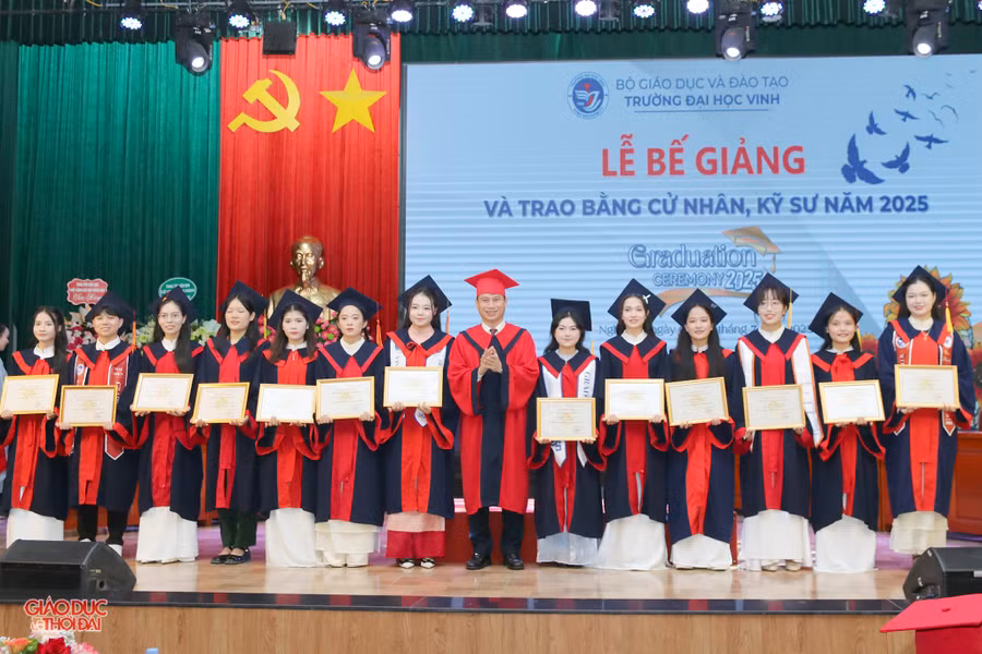 Trường Đại học Vinh trao giấy khen cho 13 sinh viên tốt nghiệp xuất sắc. (Ảnh: Phạm Tâm)