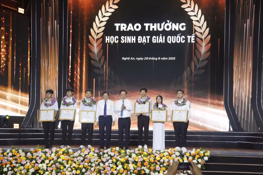 Tỉnh Nghệ An trao thưởng cho các học sinh đạt huy chương quốc tế, khu vực. (Ảnh: Hồ Lài)