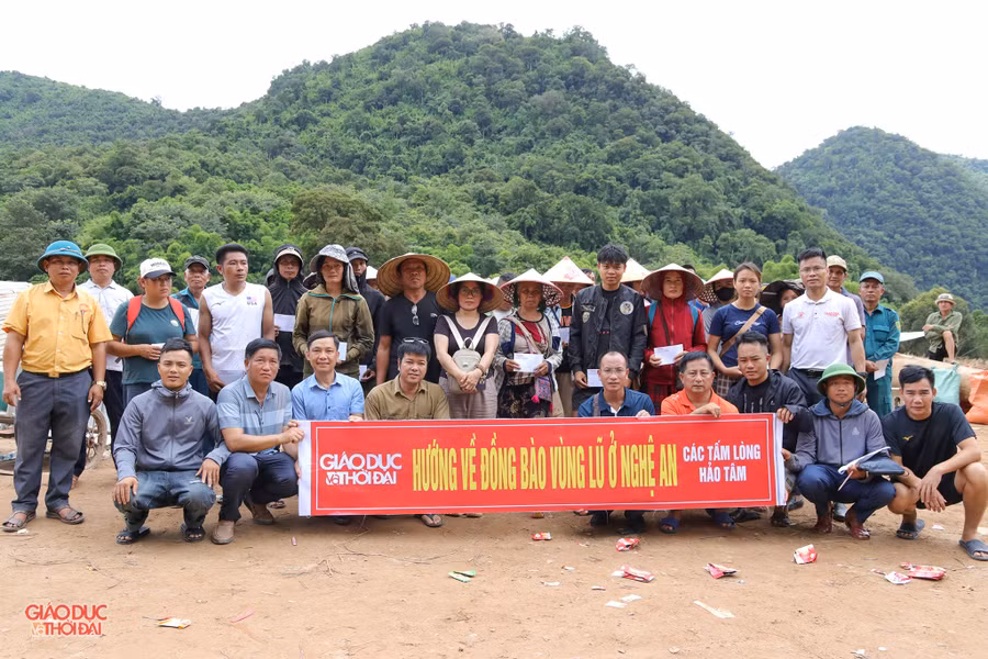 Báo GD&TĐ cùng các nhà hảo tâm trao quà cho người dân bản Xốp Tụ, xã Mỹ Lý. (Ảnh: Phạm Tâm)
