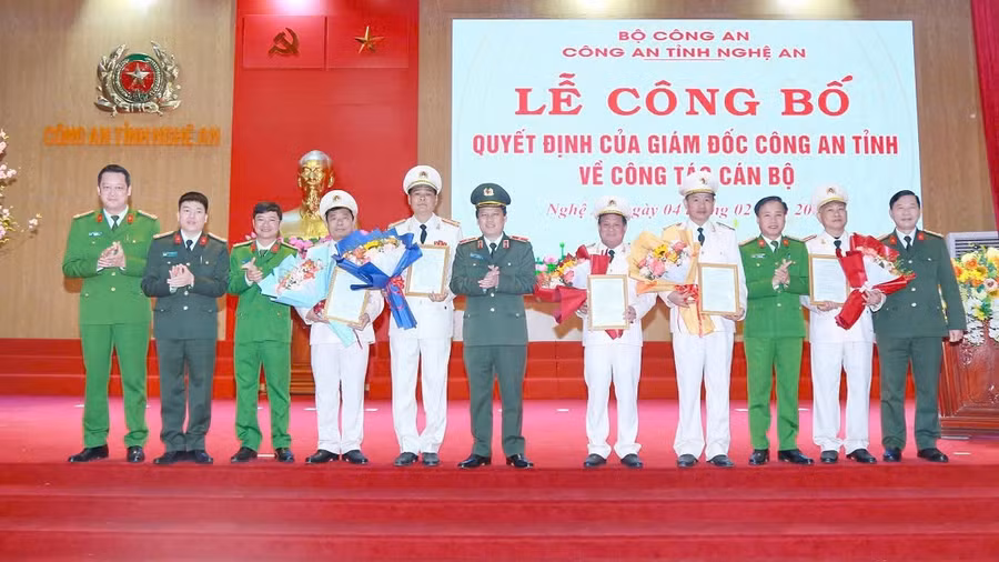 Công an tỉnh Nghệ An trao quyết định nghỉ công tác cho 5 cán bộ cấp Trưởng phòng, Trưởng Công an huyện. (Ảnh: CANA)
