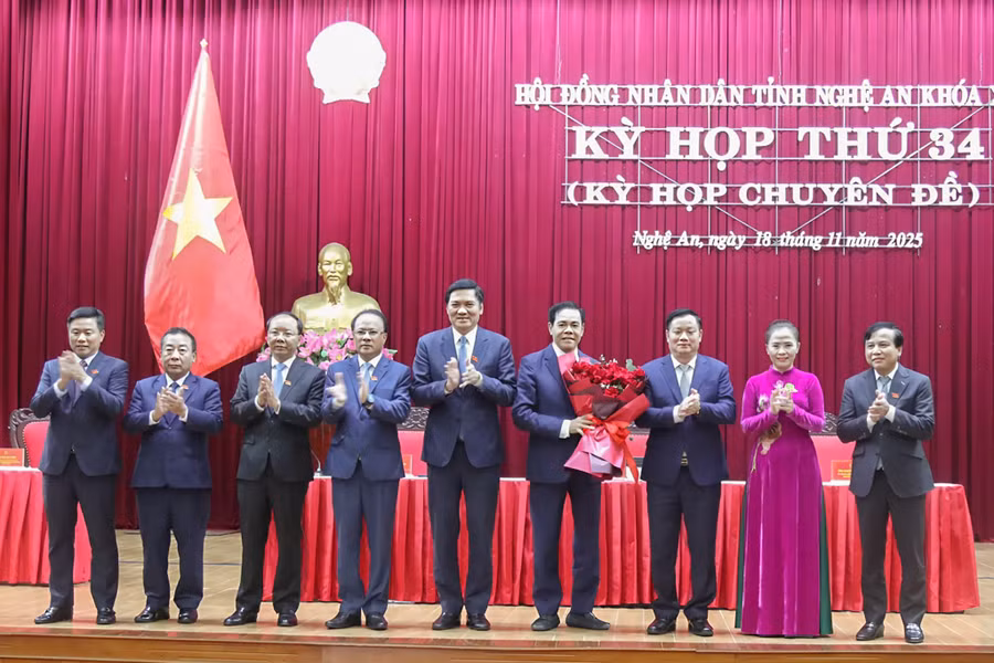 Lãnh đạo tỉnh Nghệ An tặng hoa chúc mừng ông Võ Trọng Hải. 