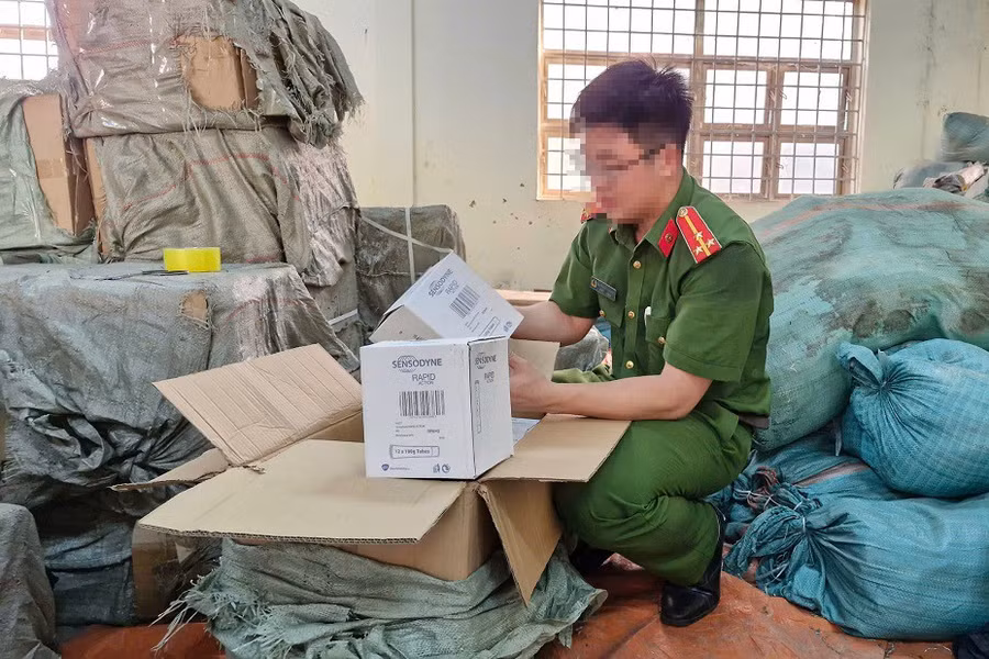 Công an kiểm tra số hàng giả. (Ảnh: CANA)