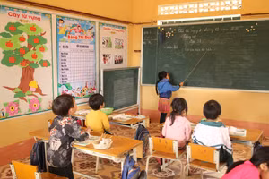 Công tác giáo dục con em đồng bào dân tộc thiểu số ở Điện Biên còn gặp nhiều khó khăn.