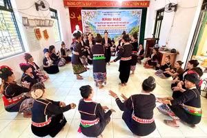 Tiết thực hành của học viên lớp truyền dạy di sản văn hóa phi vật thể quốc gia “Nghệ thuật múa của người Khơ Mú”.