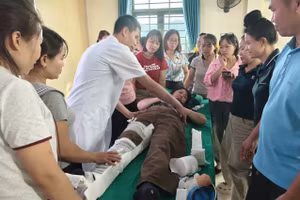 Cán bộ y tế, nhân viên các trường được hướng dẫn thao tác nghiệp vụ.
