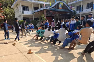 Học sinh nhà trường thi kéo co.