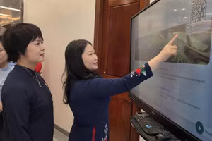 Bà Vũ Thị Hiền Hạnh (bên phải ảnh) kiểm tra video clip xúc tiến du lịch tỉnh Lào Cai trước tọa đàm.