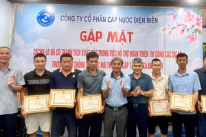 Lãnh đạo Công ty Cổ phần Cấp nước Điện Biên khen thưởng đội ngũ công nhân.