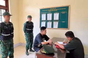 Lực lượng biên phòng Cửa khẩu quốc tế Lào Cai làm việc với T.N.T.