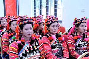 Trang phục truyền thống rực rỡ sắc màu góp phần tạo nên nét văn hóa đặc sắc của phụ nữ dân tộc Hà Nhì ở xã Sín Thầu, tỉnh Điện Biên.