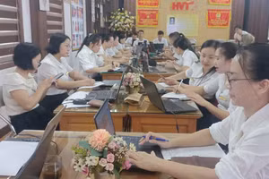 Giáo viên Trường Tiểu học Hoàng Văn Thụ hoạt động công nghệ số tại nhà trường.