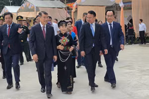 Thủ tướng Lê Minh Hưng cùng các đại biểu dự khai giảng tại Trường Phổ thông nội trú Tiểu học và Trung học cơ sở Mường Khương.