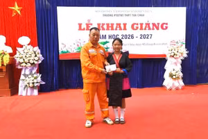 Em Giàng Thị Chua nhận hỗ trợ từ Công ty Điện lực Điện Biên.