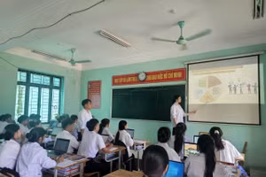 Học sinh tham gia các hoạt động học tập có ứng dụng công nghệ.