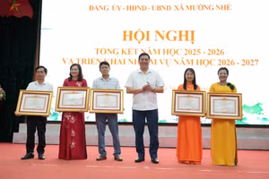 Thừa ủy quyền của Thủ tướng Chính phủ, ông Nguyễn Văn Úy - Chủ tịch UBND xã Mường Nhé trao Bằng khen của Thủ tướng Chính phủ cho các cá nhân có thành tích xuất sắc.