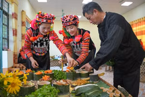 Chuẩn bị mâm cỗ trong phần thi ẩm thực.